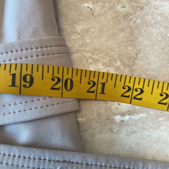 Ellen Tracy light trench coat w/ detachable hood, Excellent Condition, - Picture 15 of 16